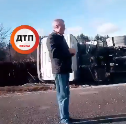 В Киевской области произошло ДТП с участием тяжеловеса. Видео с места аварии