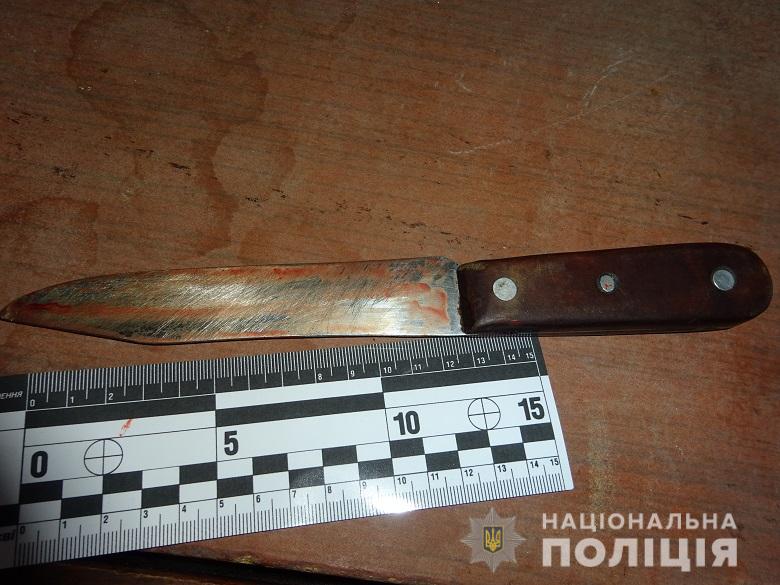 В Киеве мужчина приревновал сожительницу к товарищу и всадил ему нож в живот