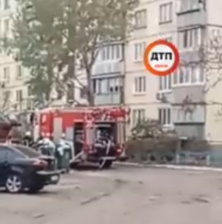 В Киеве на улице Героев Сталинграда горит квартира в многоэтажном доме. Видео