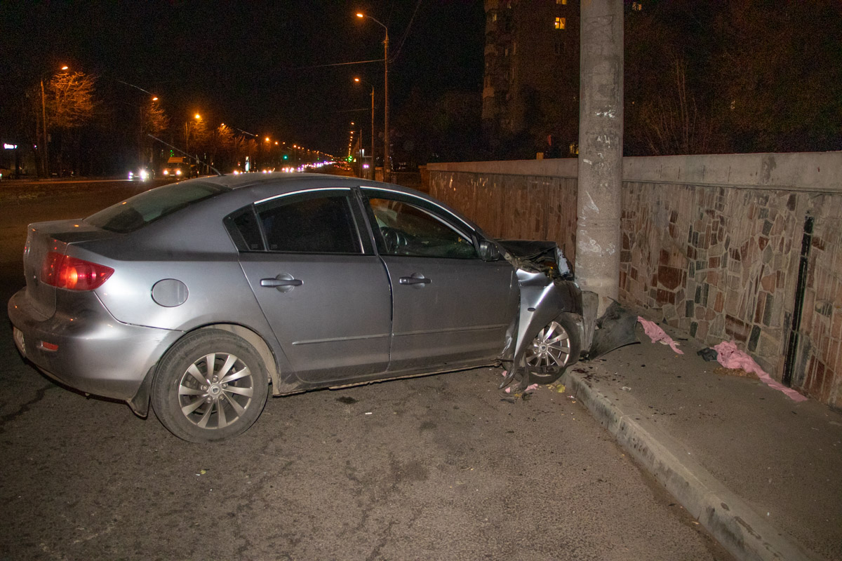 В Днепре на проспекте Хмельницкого Mazda въехала в столб: водитель сбежал —  ДТП в Киеве и Украине, ЧП и криминал