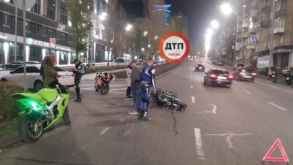 В Киеве на бульваре Леси Украинки произошло ДТП с участием мотоциклиста