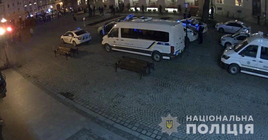 Поліцейські припинили масову бійку футбольних фанатів у центрі Львова