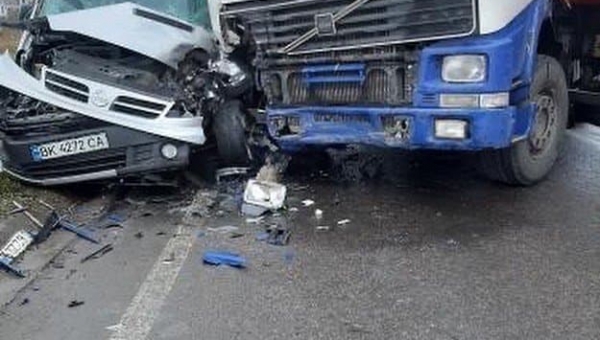 На Рівненщині вантажівка зіштовхнулася з бусом