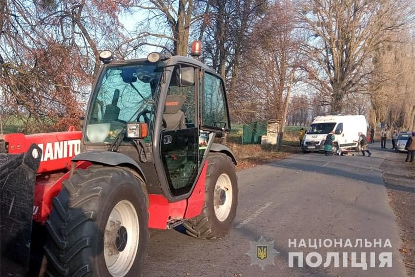 На Хмельниччині поліція розслідує обставини загибелі під колесами трактора 6-річного пішохода