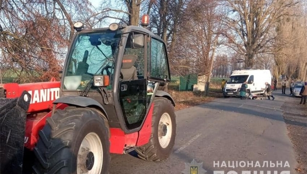На Хмельниччині поліція розслідує обставини загибелі під колесами трактора 6-річного пішохода