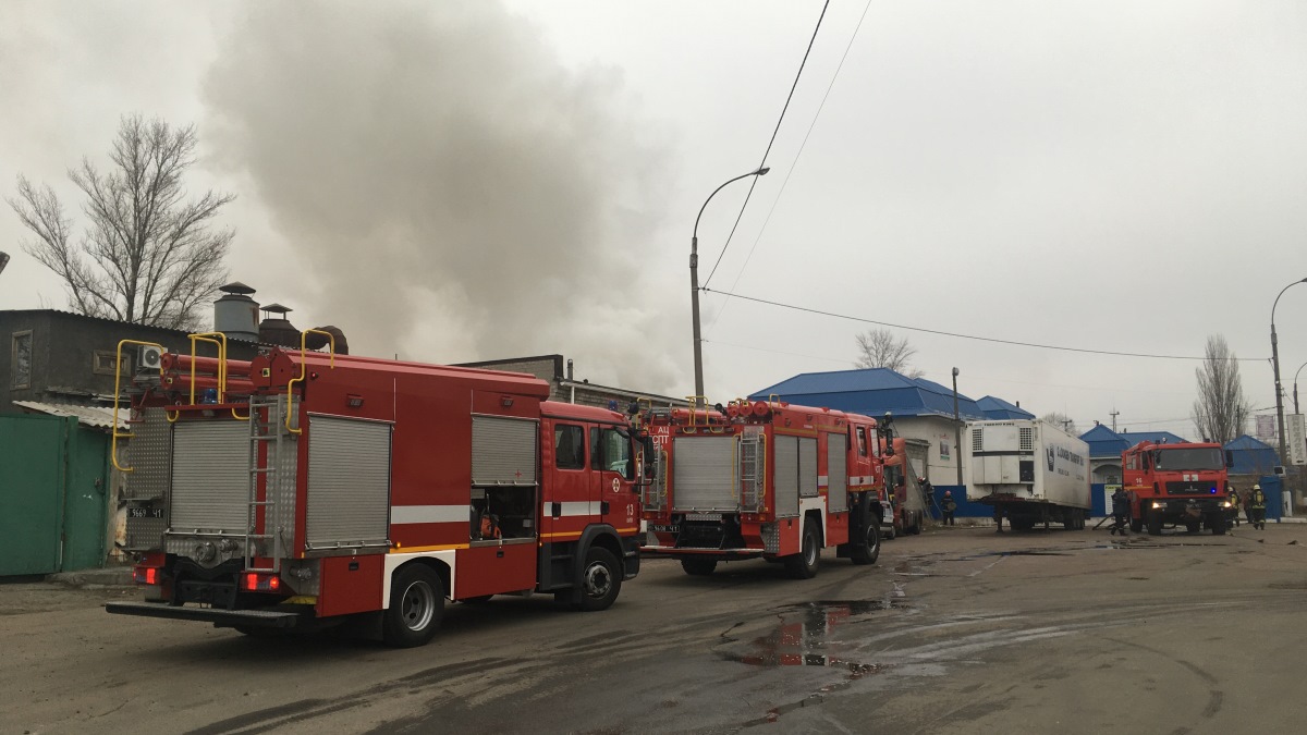 В Киеве на Русановских садах горят склады: пожар повышенной сложности