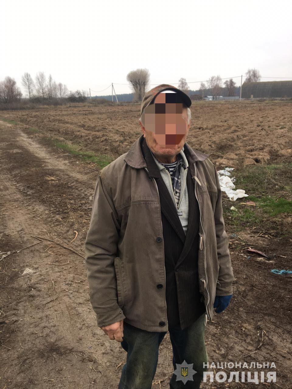 На Київщині поліцейські відшукали зниклого в лісі дідуся