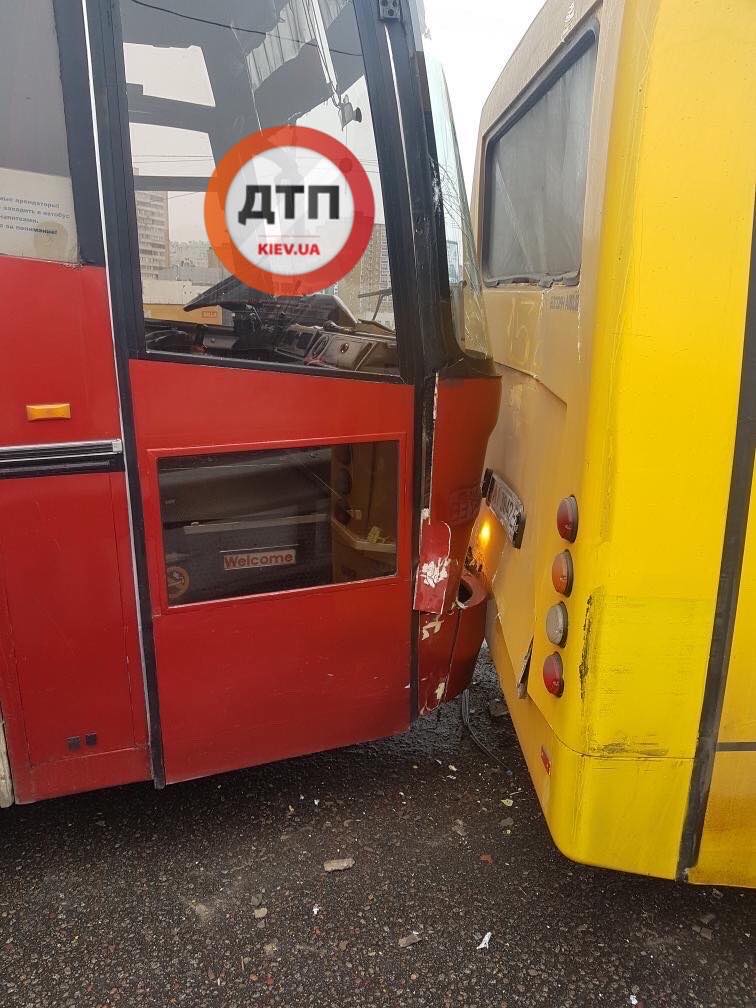 В Киеве на Позняках произошло ДТП с участием маршрутки и автобуса