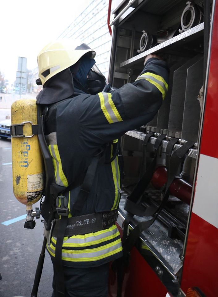 Столичні вогнеборці ліквідували пожежу в адміністративній будівлі