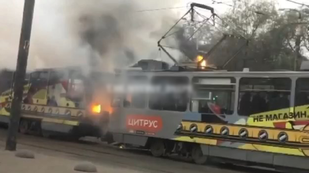 В Днепре возле ЦУМа загорелся трамвай с пассажирами