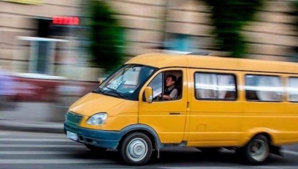 В Одессе из маршрутки на ходу выпала женщина