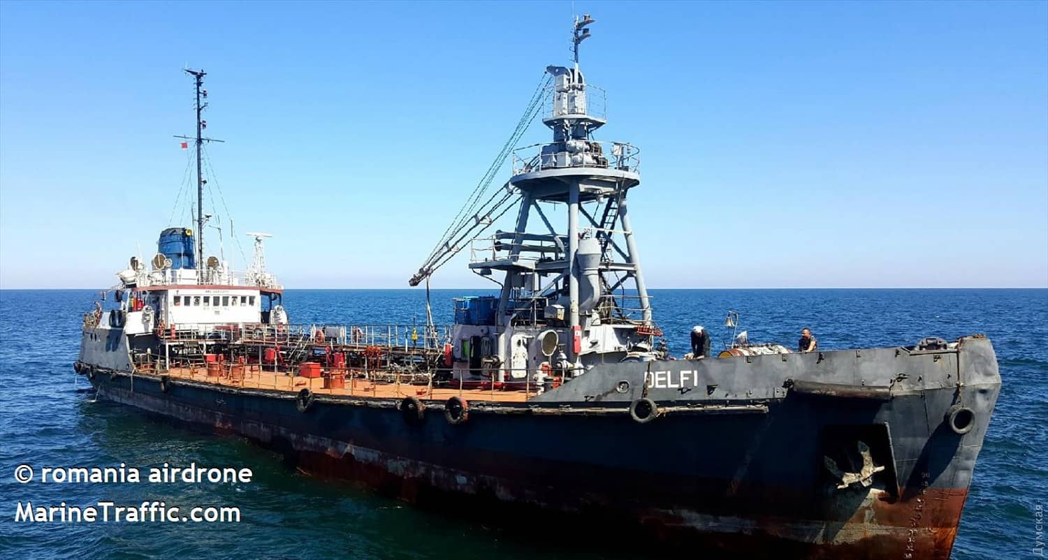 ЧП в порту "Южный": ураган сорвал с якоря и унес в море в сторону Одессы танкер "Делфи"