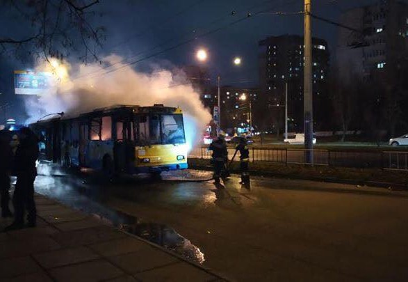 У Львові на зупинці згорів тролейбус