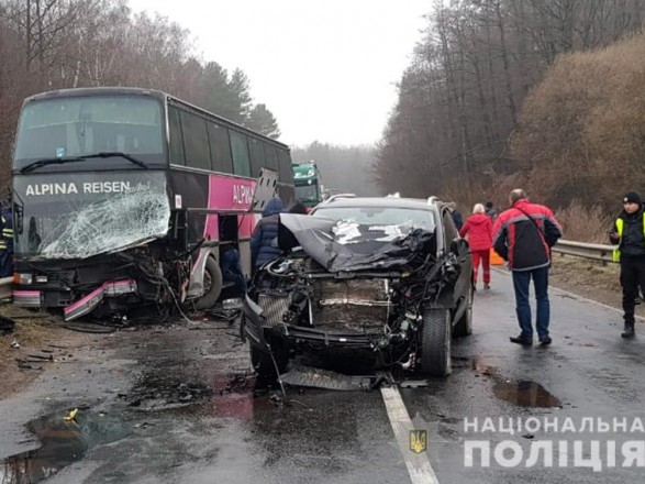 На Хмельниччині зіткнулись автобус та дві легковики, є постраждалі