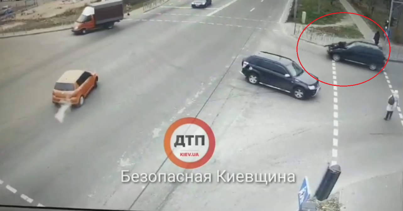 Под Киевом в Вишневом водитель BMW сбил мужчину, прокатил на капоте и скрылся. Видео