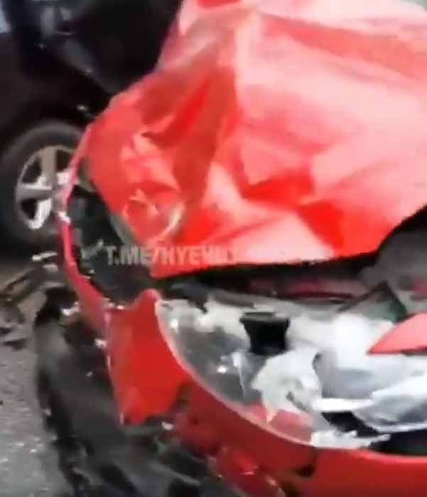 В Днепре произошло серьезное ДТП с участием автомобилей Mazda и Volkswagen: есть пострадавшие. Видео