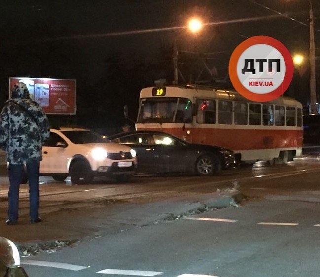 В Киеве на перекрестке улиц Скляренко-Автозаводская произошло ДТП с участием трамвая и автомобиля Mazda