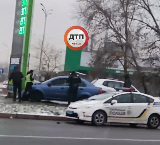 В Киеве на Троещине автомобиль Chevrolet протаранил стеллу АЗС