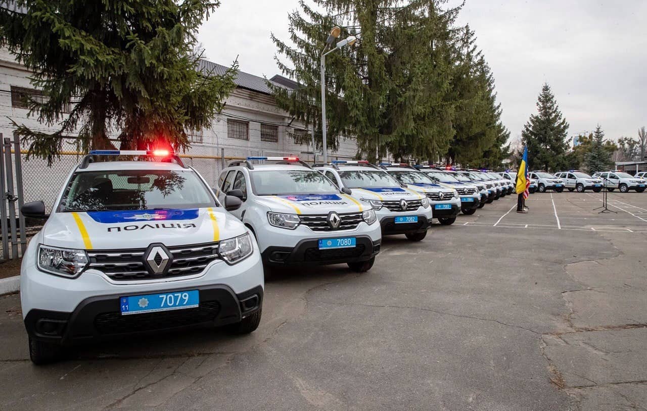 США передала полиции Украины новенькие Renault