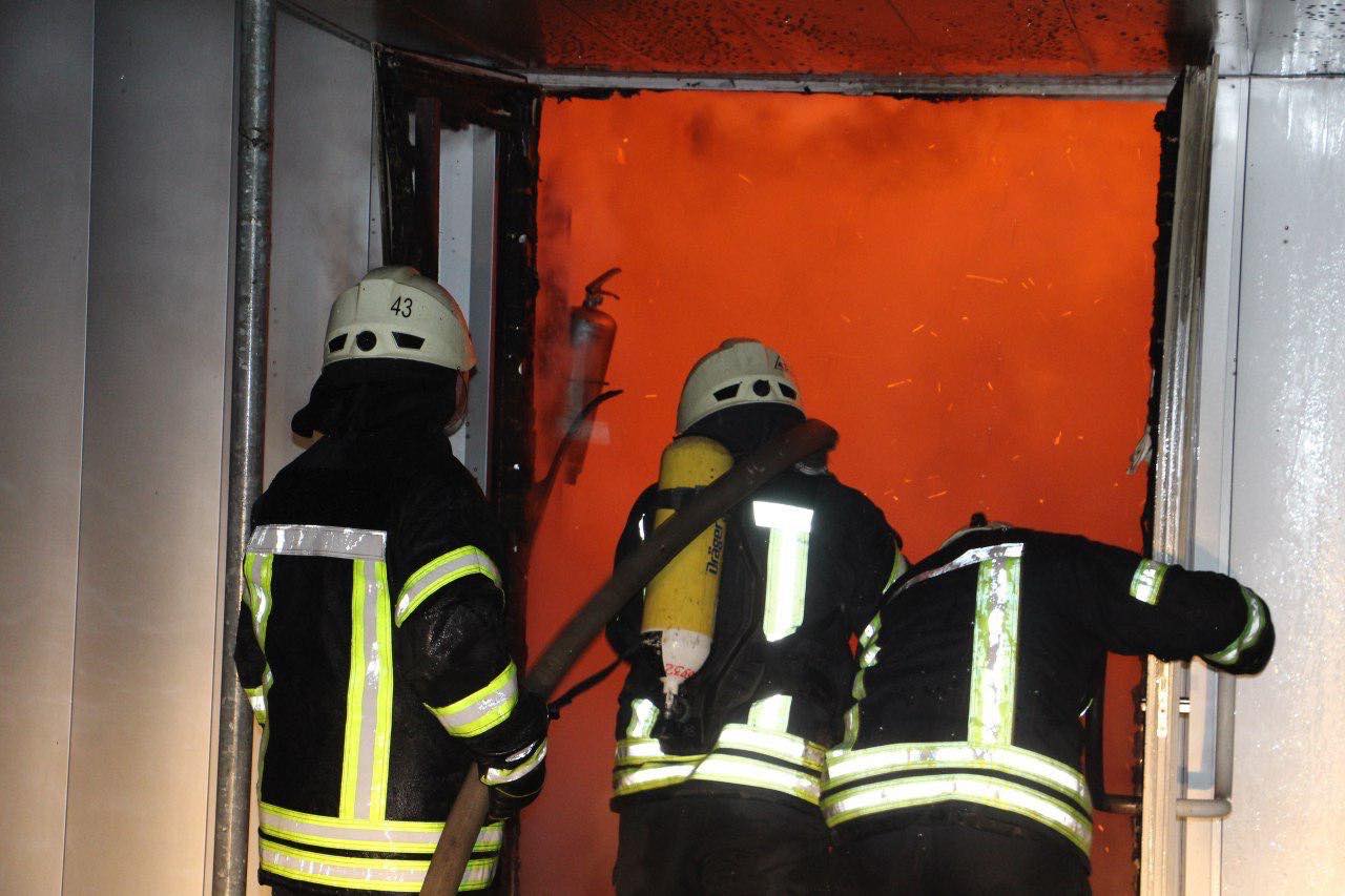 Київські вогнеборці врятували чоловіка з палаючої квартири 