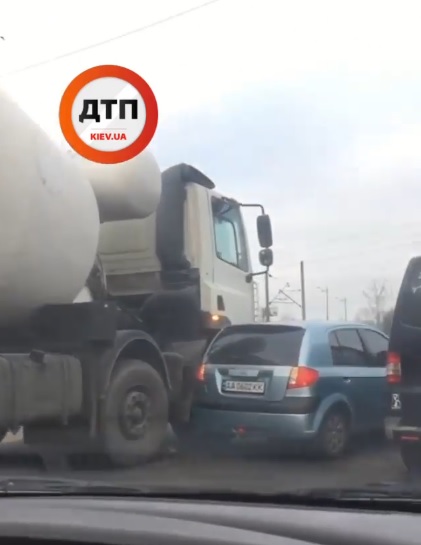 В Киеве возле Жулянского моста произошло ДТП с участием автобетоносмесителя и автомобиля Hyundai
