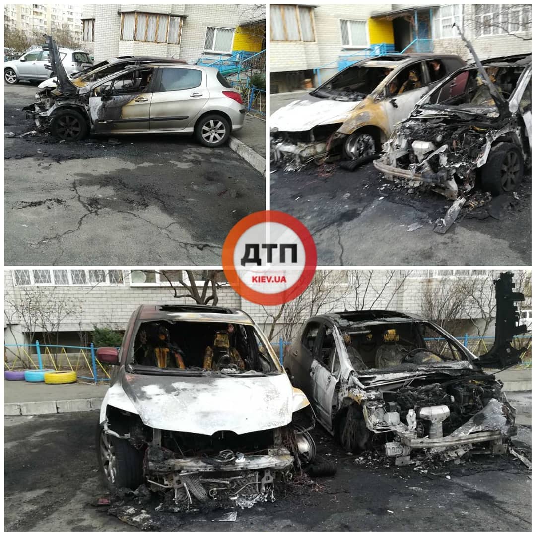 У дворі багатоповерхівки в Дарницькому районі згоріли три автомобілі