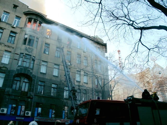 Вогнеборці продовжують ліквідацію пожежі в Одеському коледжі економіки, права та готельно-ресторанного бізнесу