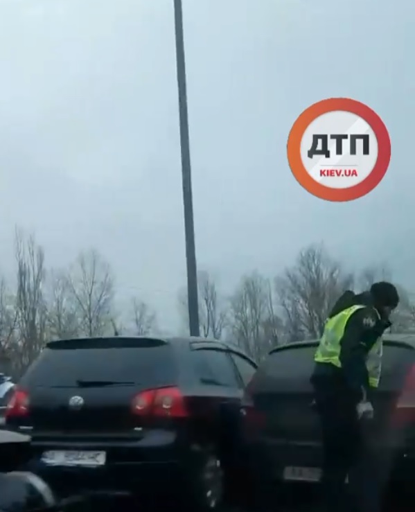 В Киеве на улице Богатырская произошло ДТП с участием пяти автомобилей. Видео