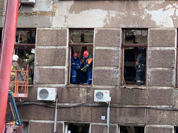 Пожежа в одеському коледжі: рятувальники зайшли всередину будівлі