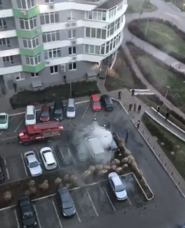 В Киеве возле элитного ЖК загорелся автомобиль