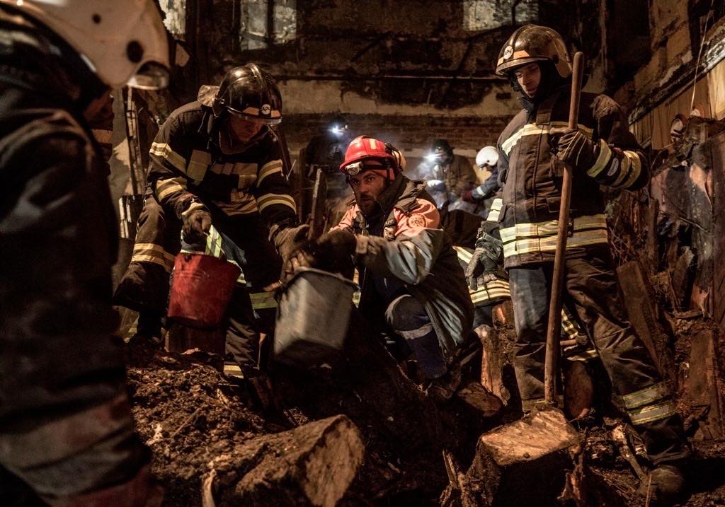 В Одесі продовжуються пошуково-рятувальні роботи на місці пожежі в коледжі економіки та права
