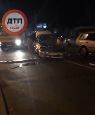 Под Киевом в Вишневом Lanos протаранил стоящий в тянучке автомобиль