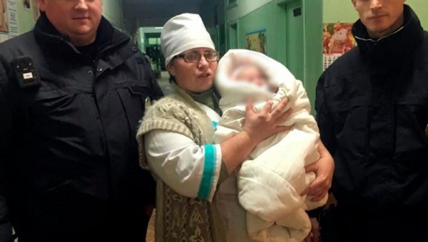На Херсонщині жінка кинула шестимісячну дитину на вулиці