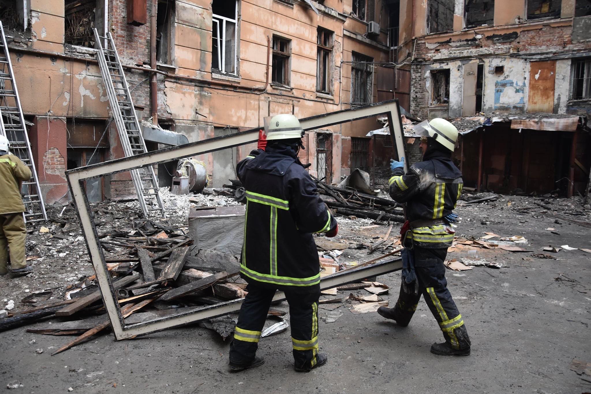 Рятувальники продовжують заходи щодо ліквідації надзвичайної ситуації в Одесі