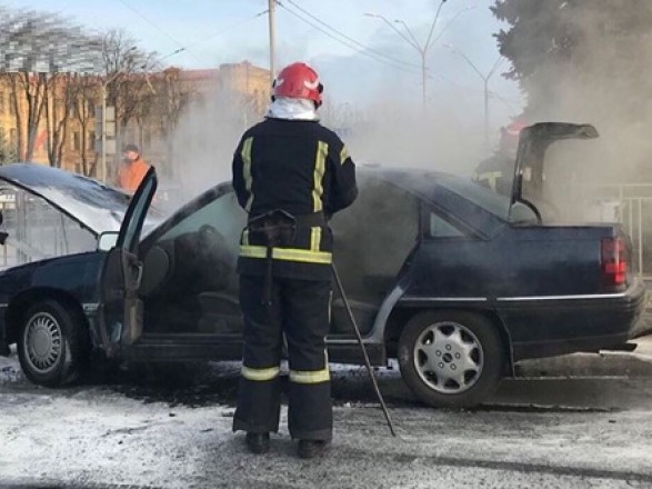 У Києві під час руху загорівся автомобіль, водій отримав опіки