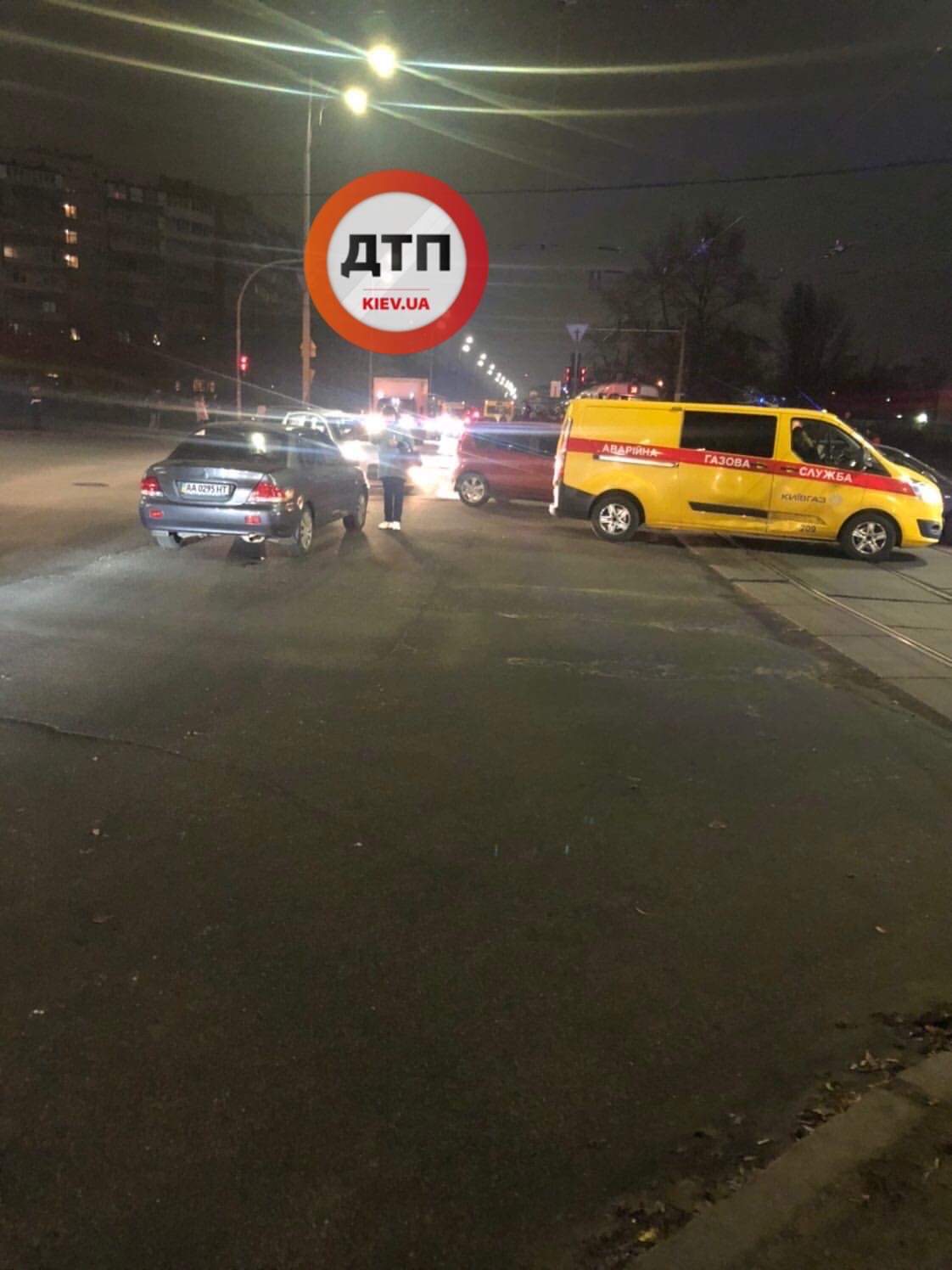 В Киеве на Троещине произошло ДТП с участием автомобиля газовой службы и Mitsubishi Lancer: движение трамваем остановлено