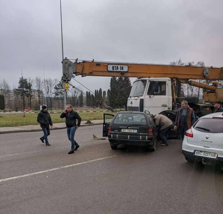 У Львові зіткнулись легковий автомобіль і автокран: є потерпілі