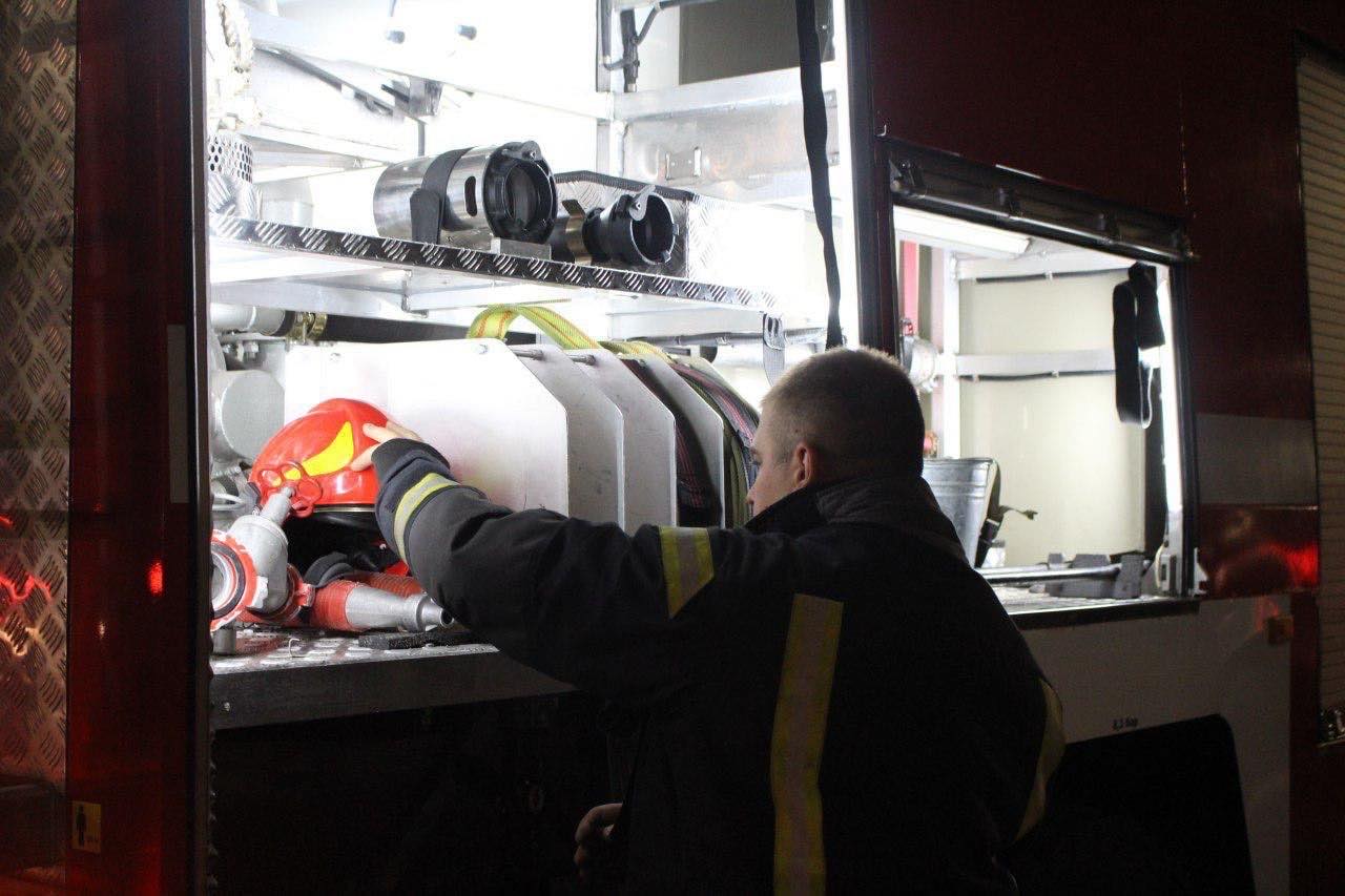 У Києві вогнеборці ліквівували пожежу на території гаражного кооперативу