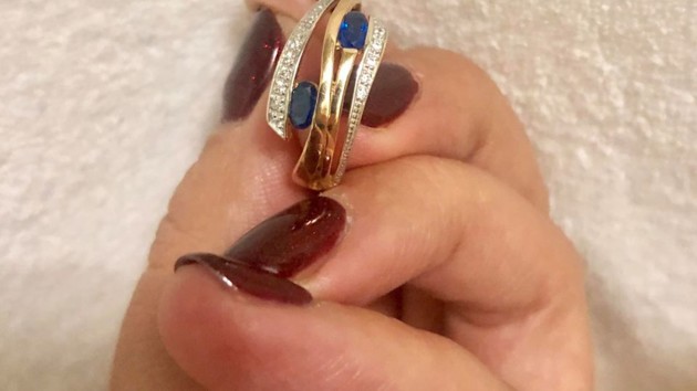 В Киеве женщина нашла в куске хлеба кольцо с бриллиантами