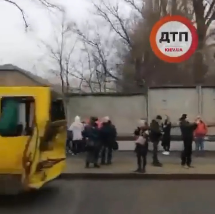 В Киеве на улице Академика Заболотного произошло ДТП с участием фуры и маршрутки. Видео