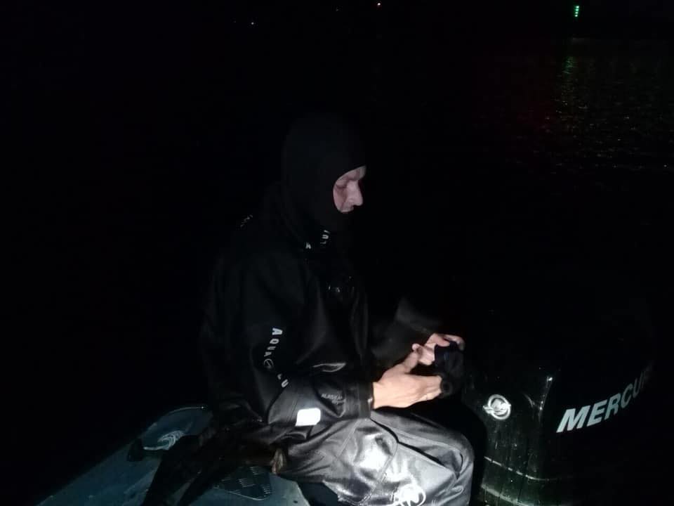 У Києві водолази-рятувальника витягнули з води молодого чоловіка 