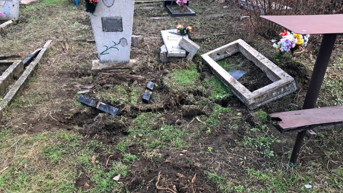 В Днепре на кладбище вандалы разрушили около 30 могил