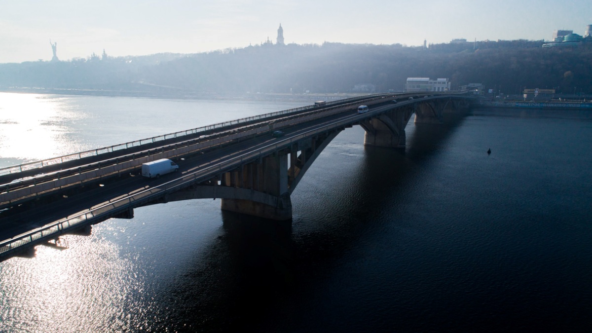 В Киеве 23-летний парень хотел прыгнуть с моста Метро из-за кредитов, ссор с женой и наркотиков