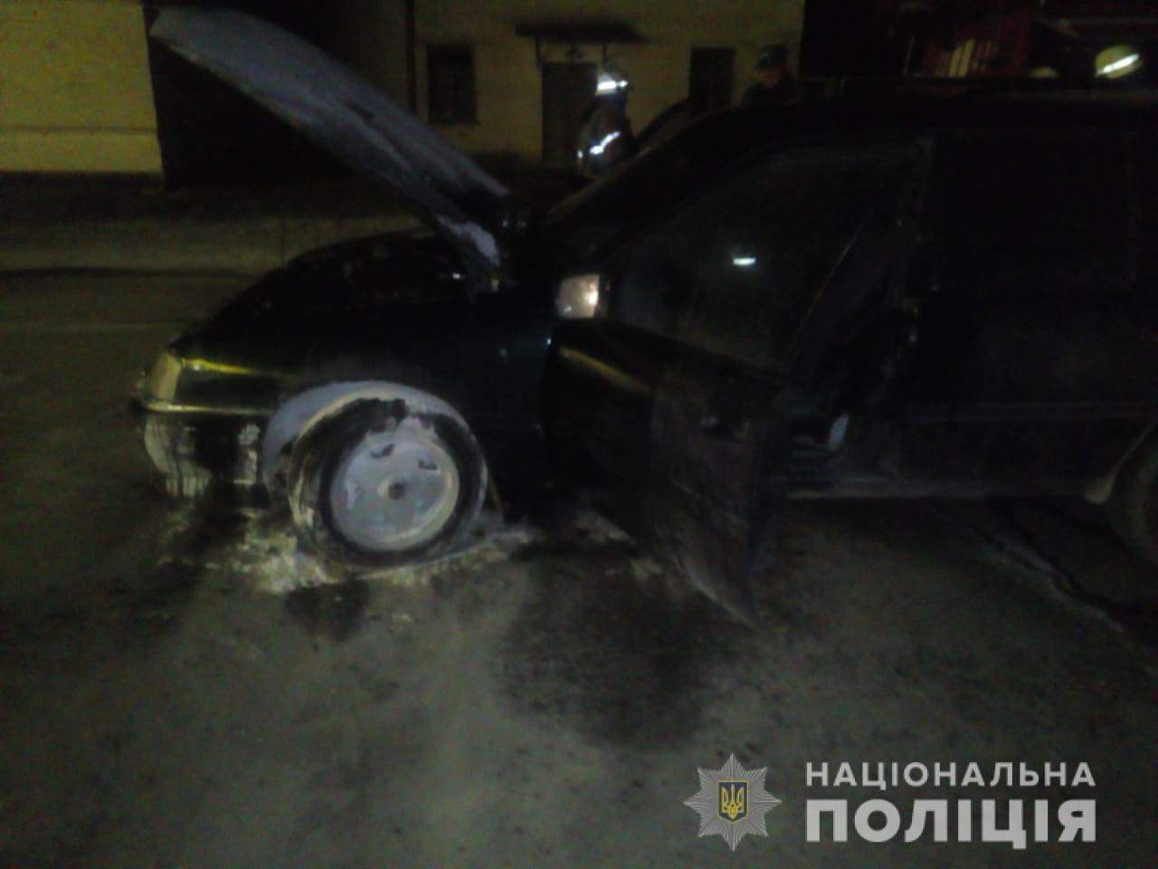 Наряд поліції охорони Київщини врятував від вогню легковий автомобіль