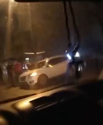 В Киеве на улице Вербицкого пьяный водитель снес дорожные знаки и влетел в забор. Видео