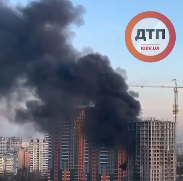В Киеве на улице Бережанская горит новострой. Видео