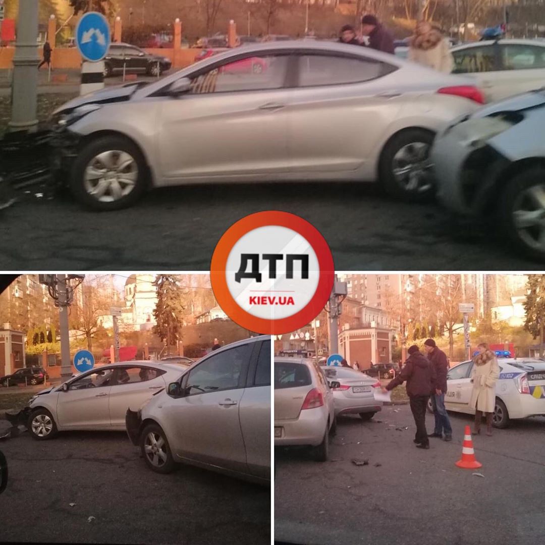 В Киеве на против  ТРЦ "Gulliver" столкнулись Toyota Auris и Hyundai Eantra
