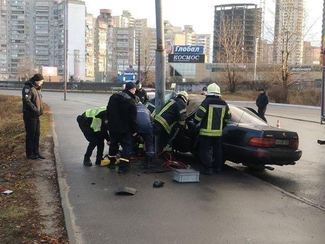 В Києві на вулиці Бальзака рятувальники деблокували водія з автомобіля