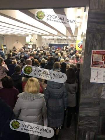 В киевском метро возмущенные пассажиры выломали турникеты и ограду из-за отмены оплаты картами