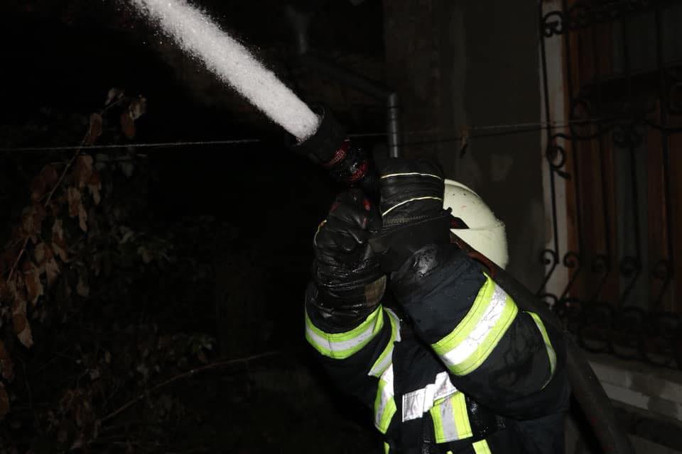 У Києві рятувальники ліквідували пожежу в будівлі шиномонтажу